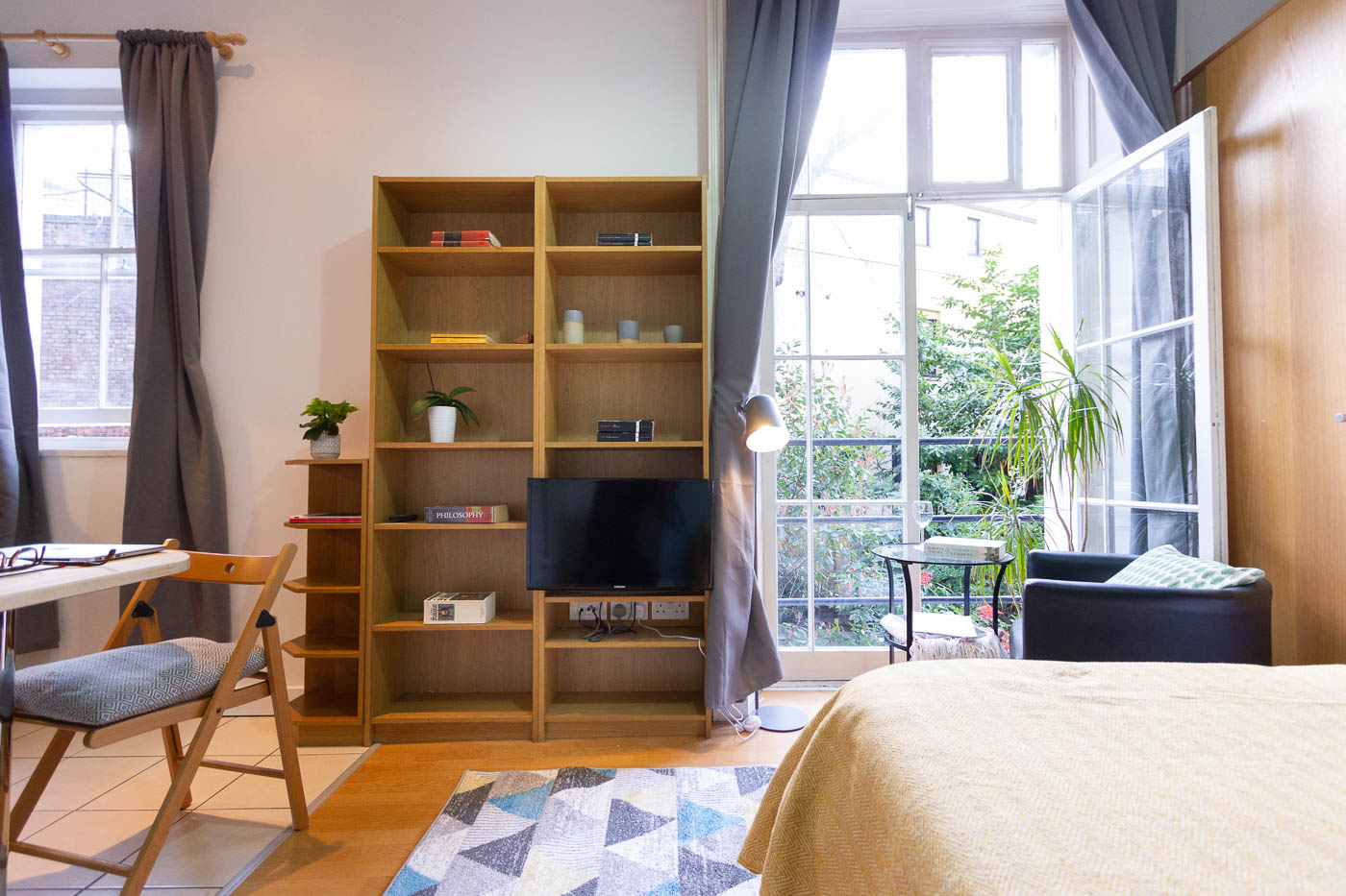 Is it better to rent a furnished or unfurnished flat? - Furnished studio apartment Bloomsbury, London